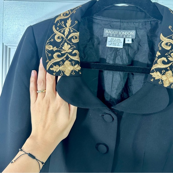 Black small jacket, Unwrinkled fabric, with gold embroidery that looks great - Picture 5 of 14